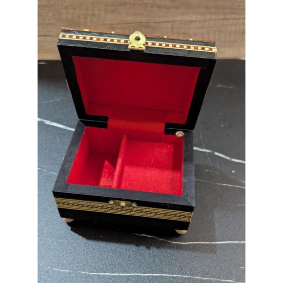 Vintage Wooden Trinket Jewelry Box With Intricate Inlaid Geometric Patterns On F - Picture 3 of 9